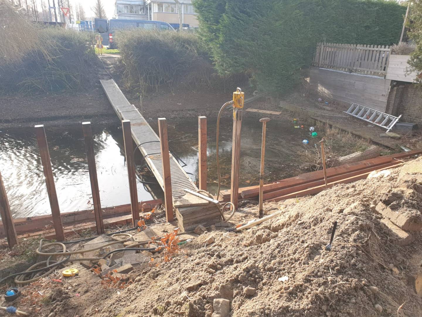 Beschoeiing met loopbrug over water — Den Bosch