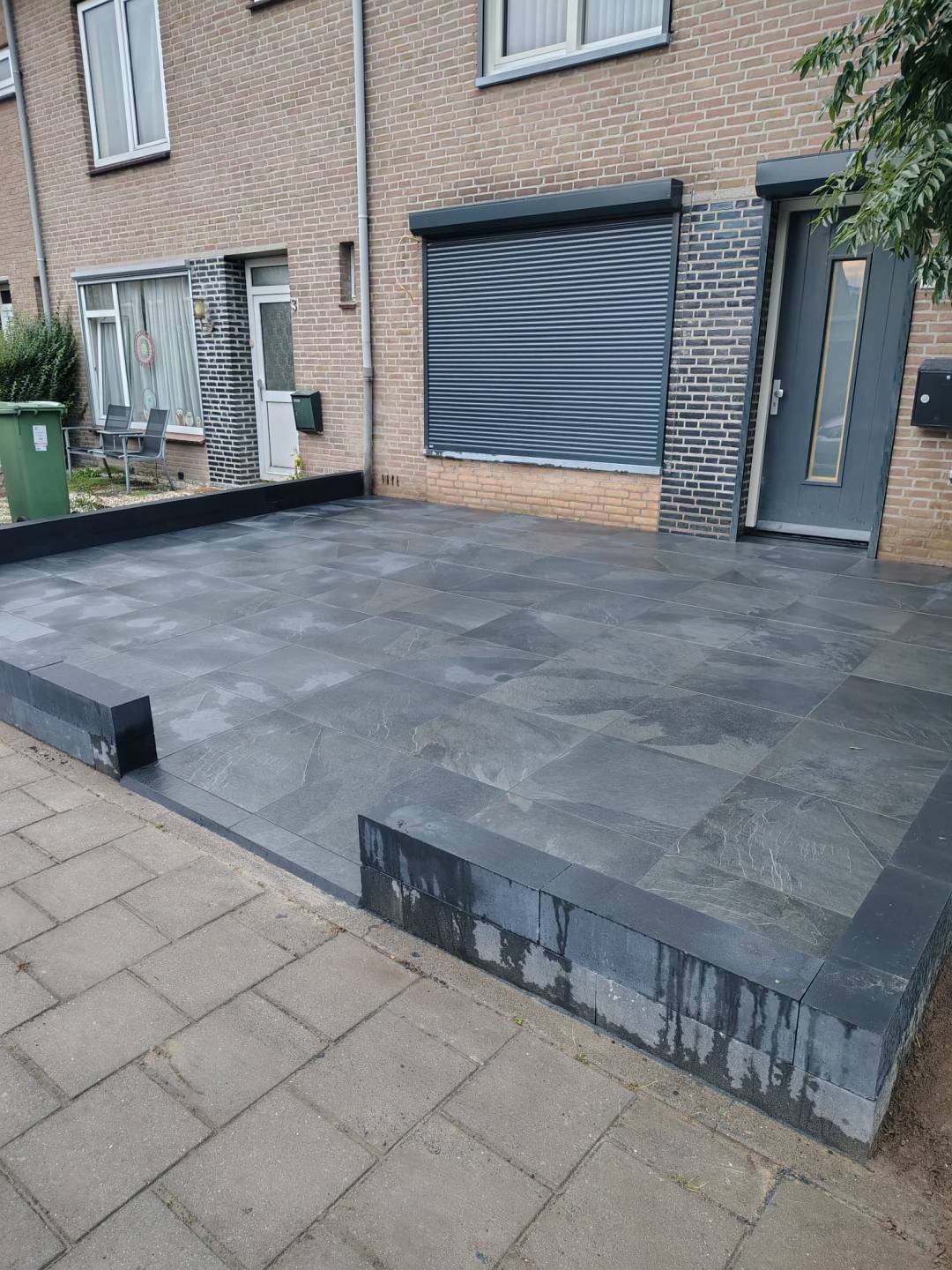 Keramische bestrating 60x60 op gestorte vloer — Noord-Brabant