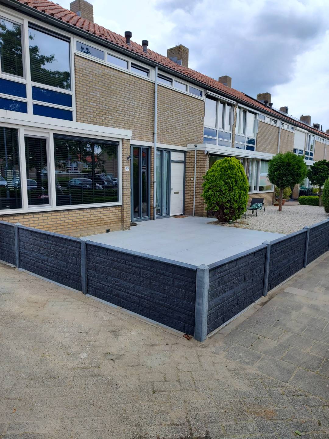 Tuinhek op betonpalen inclusief bestrating — Den Bosch