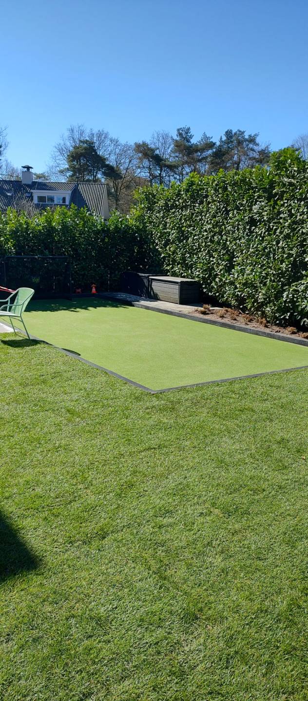 Verdiept hockeyveld met crème keramisch terras — Noord-Brabant