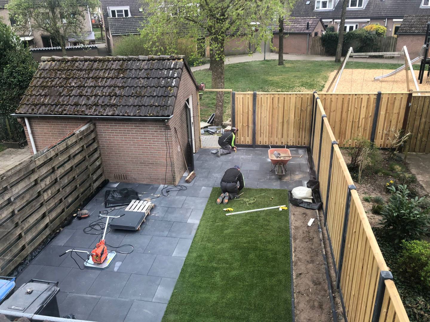 Volledige tuinaanleg met poort en schutting — Noord-Brabant